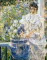 Femme sur un porche avec des fleurs dame Robert Reid
